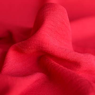 Microfibre froissée rouge extensible pour couture