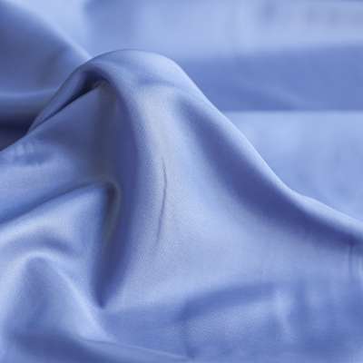 Satin uni bleu ciel parfait pour finitions haut de gamme